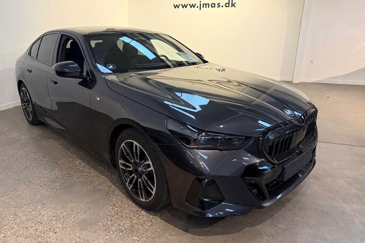 Grå BMW i5 fra 2025 set udefra