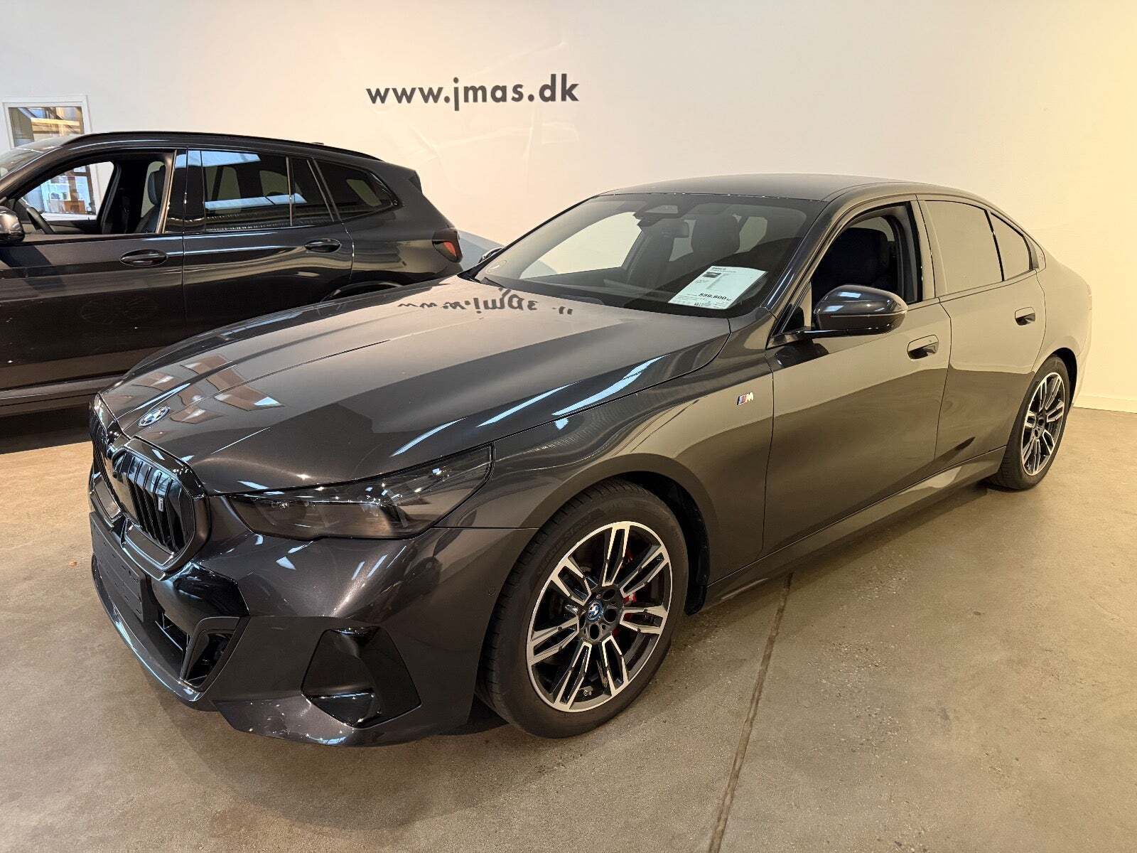 Grå BMW i5 fra 2025