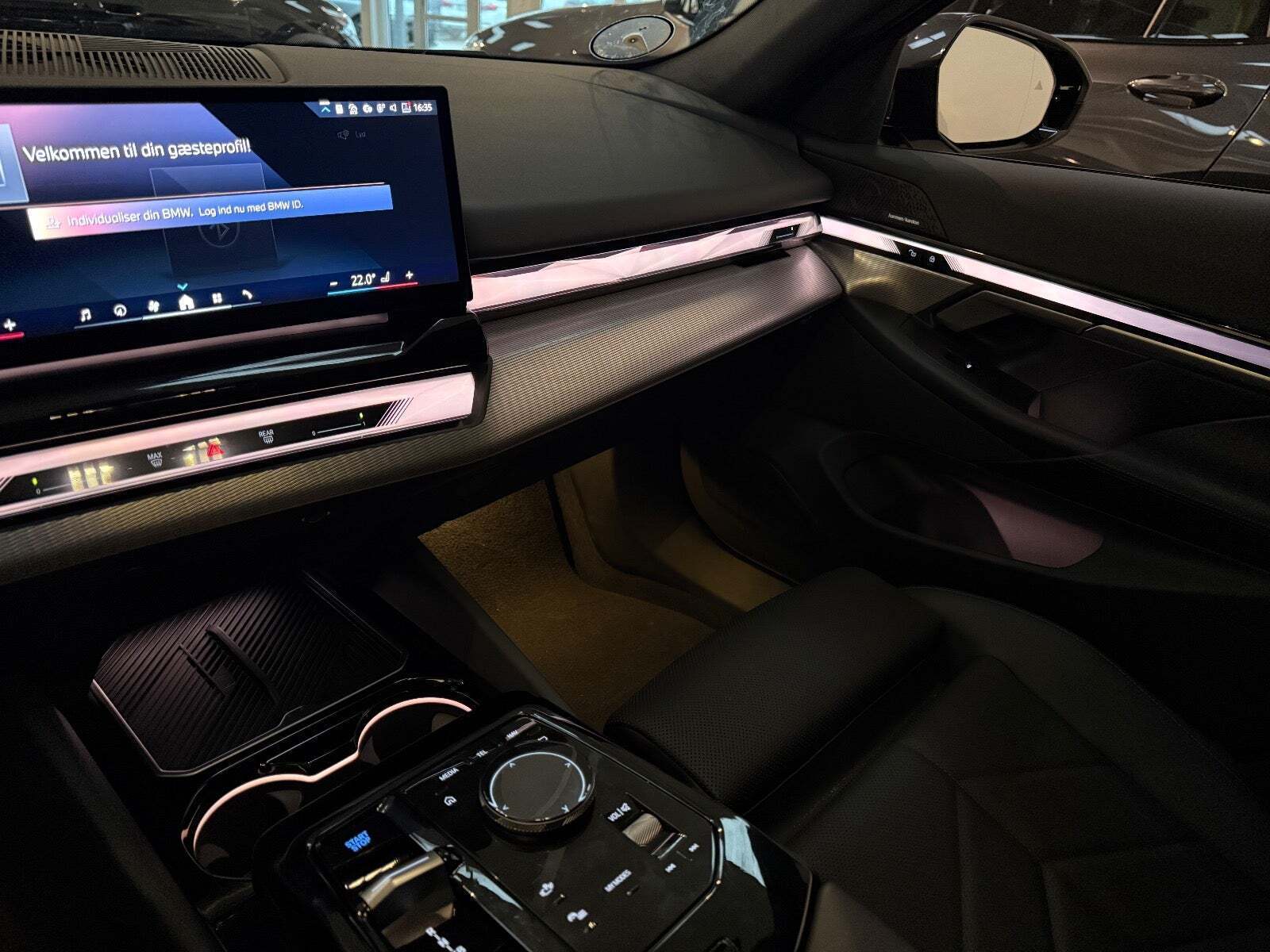 Grå BMW i5 fra 2025