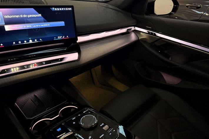 Grå BMW i5 fra 2025