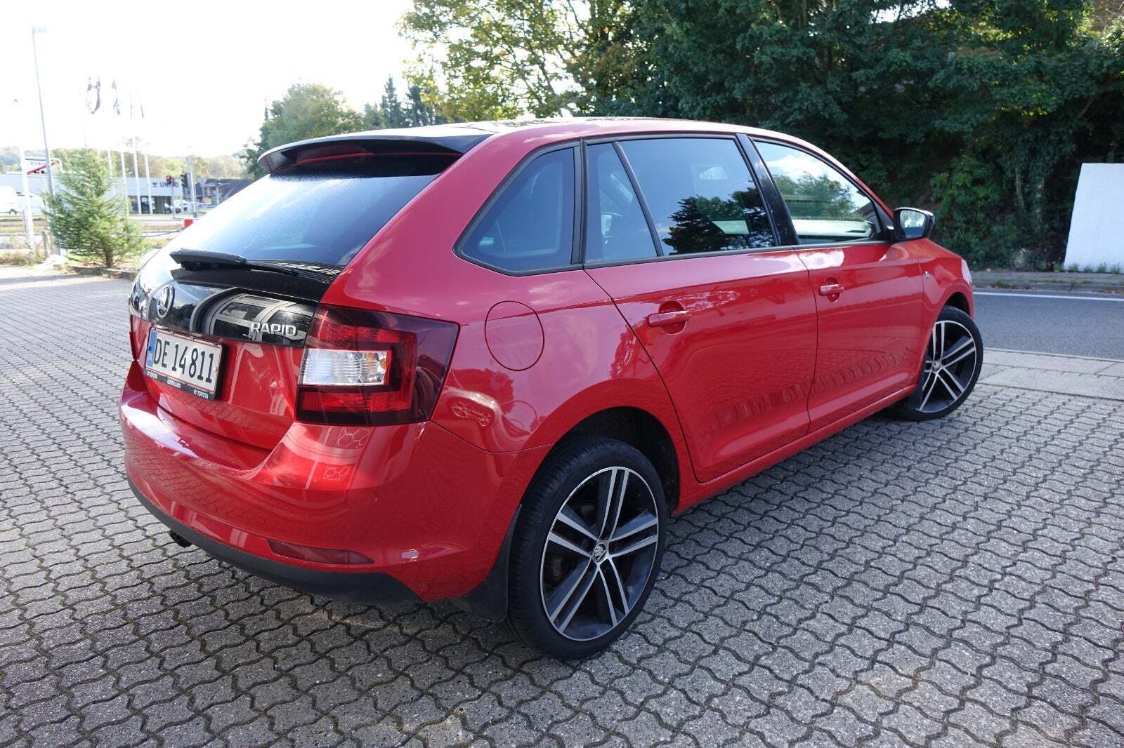 Rød Skoda Rapid fra 2015