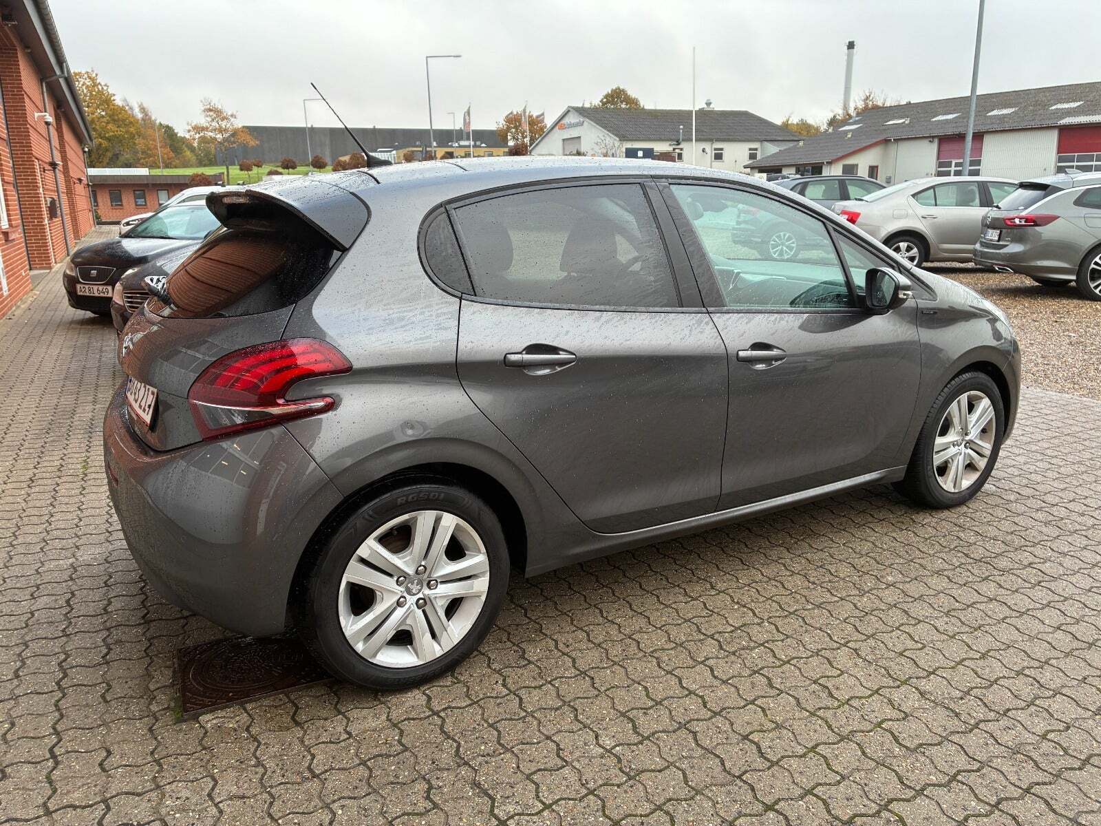 Grå Peugeot 208 fra 2018