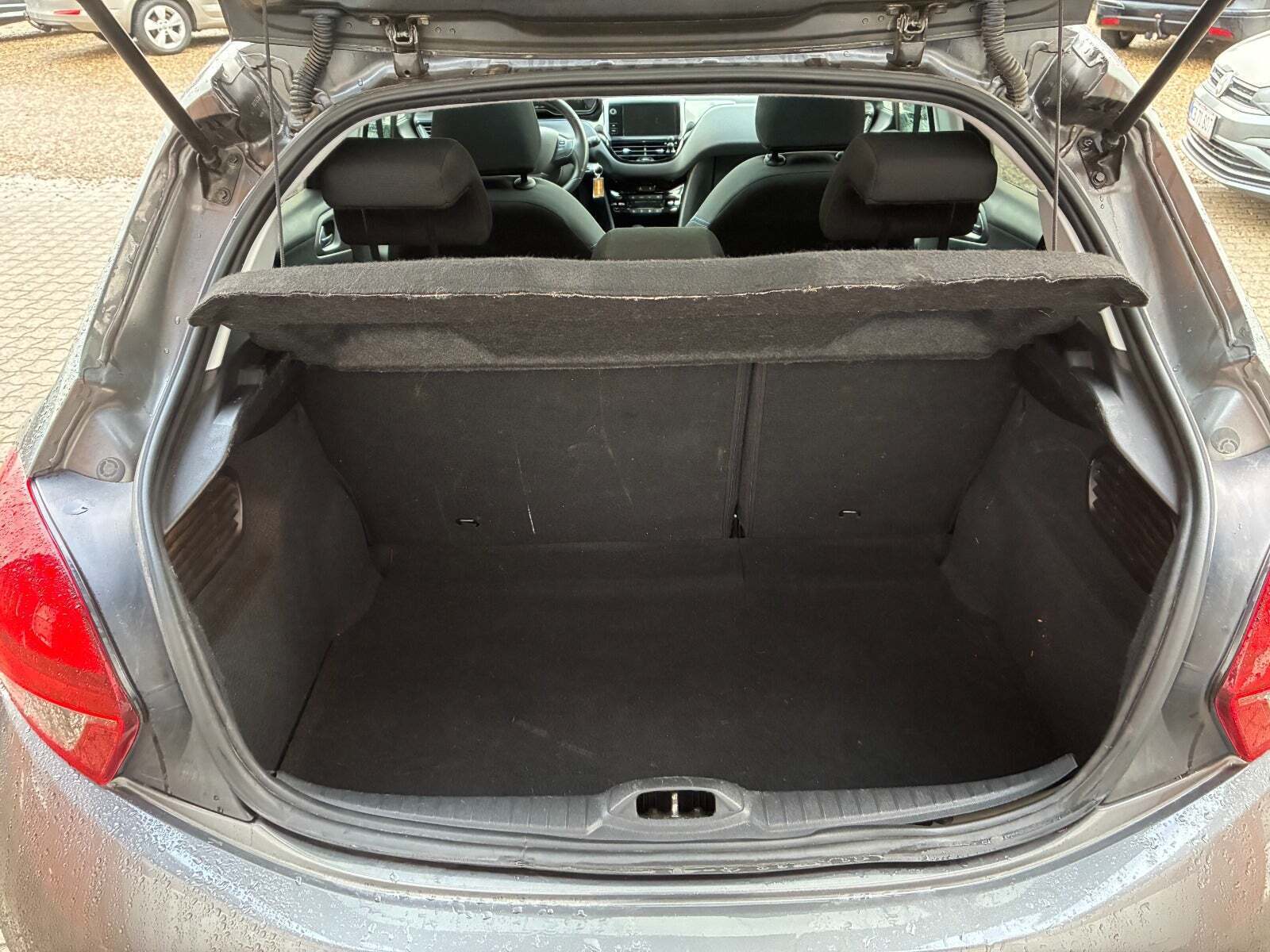 Grå Peugeot 208 fra 2018
