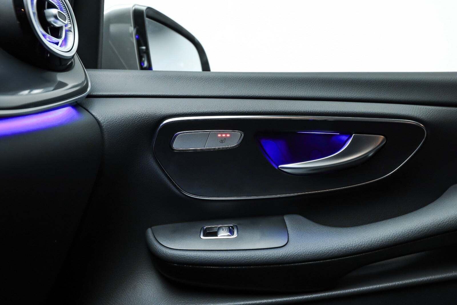 Grå Mercedes EQV300 fra 2025