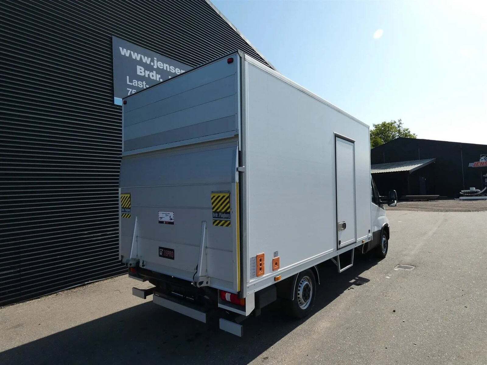 Iveco Daily 2,3 35S16 4100mm Box m/lift AG8