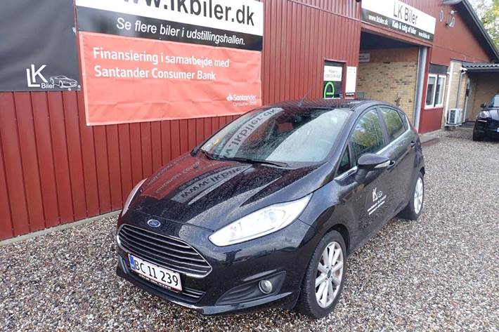 Sort Ford Fiesta fra 2015 set udefra