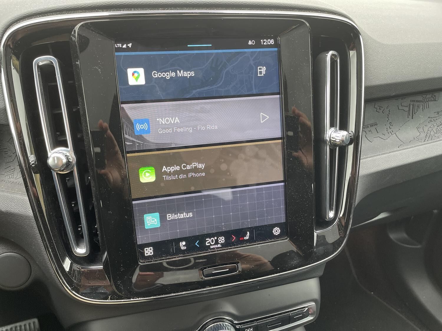 Hvid Volvo EC40 fra 2025