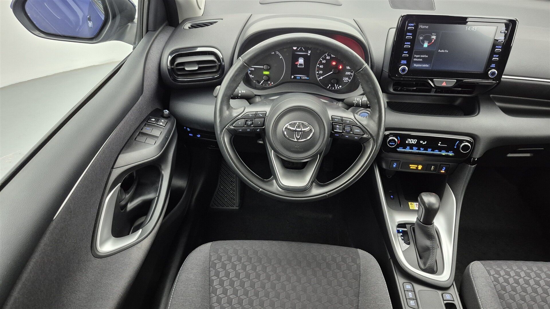 Blå Toyota Yaris fra 2022