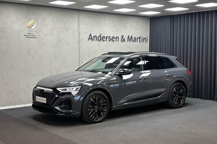 Grå Audi Q8 fra 2023 set udefra