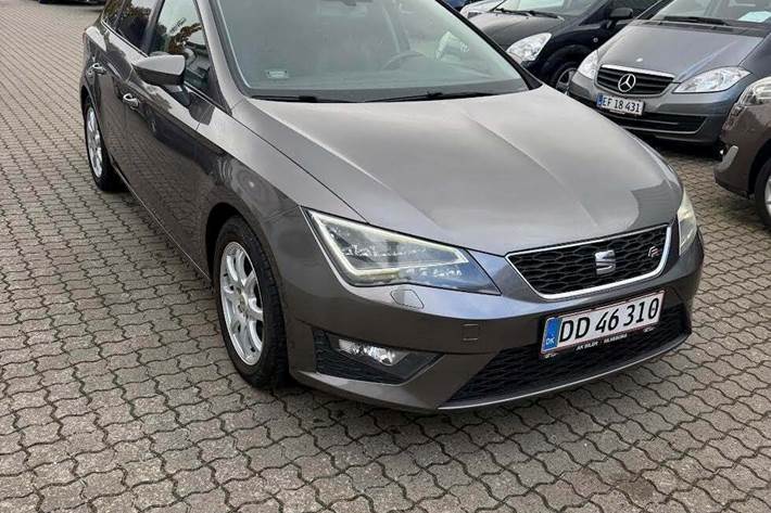 Grå Seat Leon fra 2015 set udefra