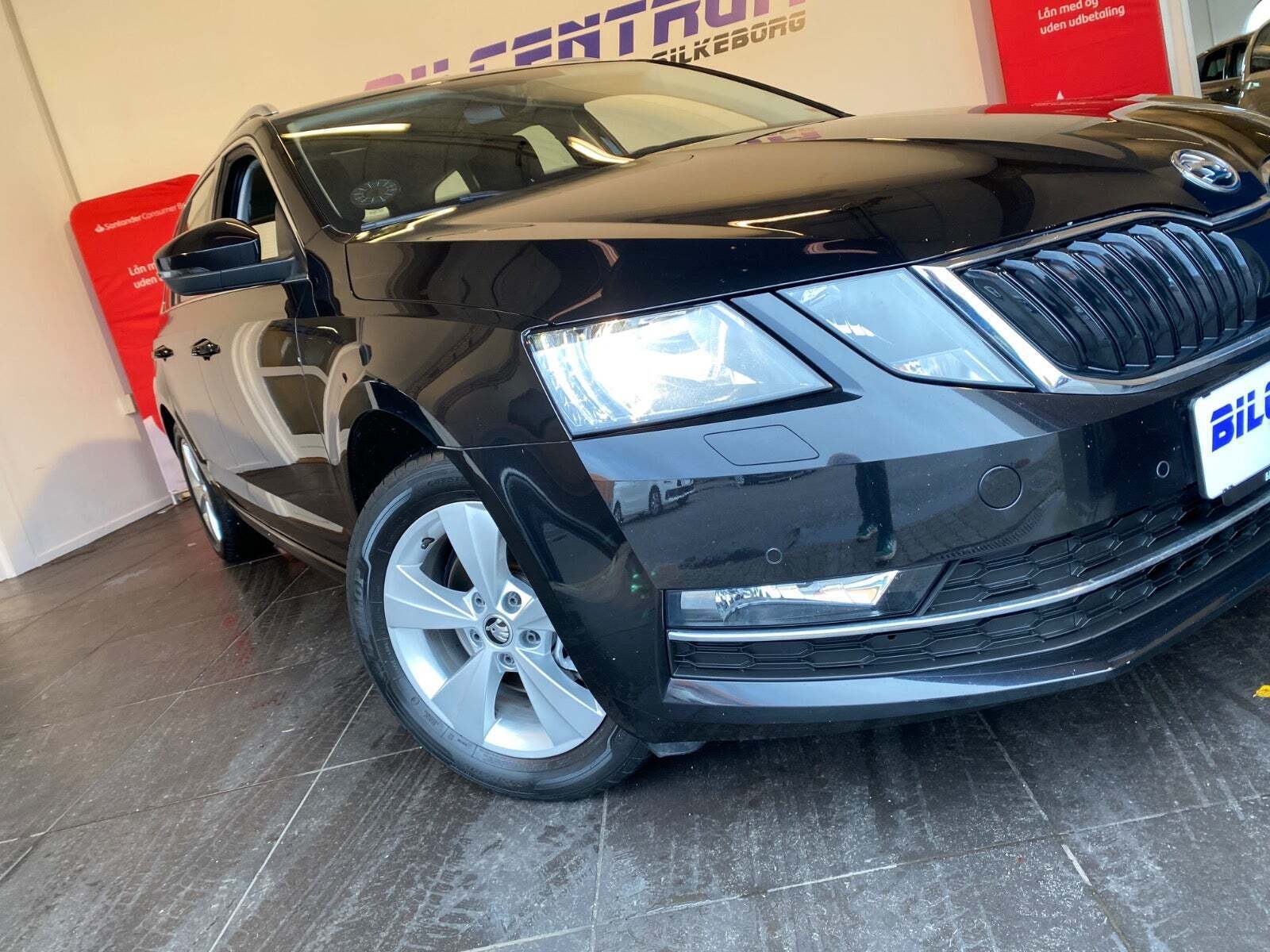 Sort Skoda Octavia fra 2019