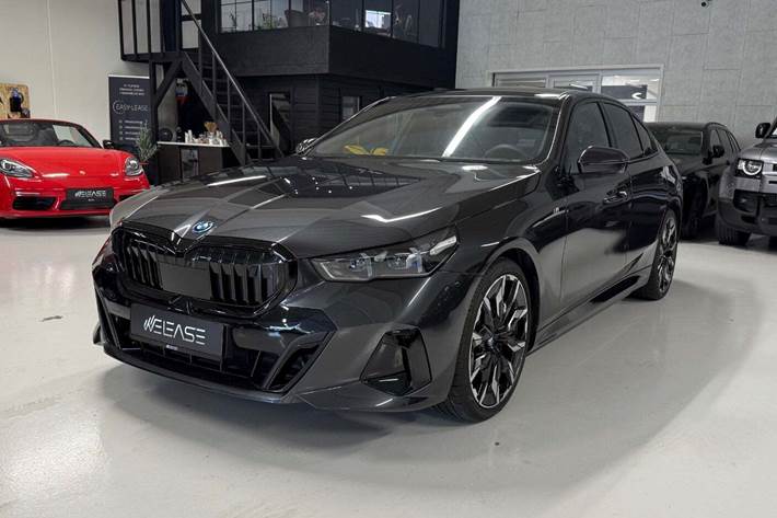 Grå BMW i5 fra 2024 set udefra