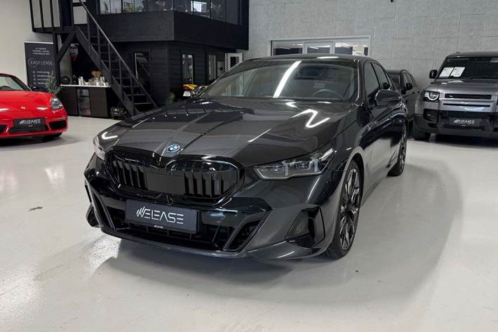 Grå BMW i5 fra 2024