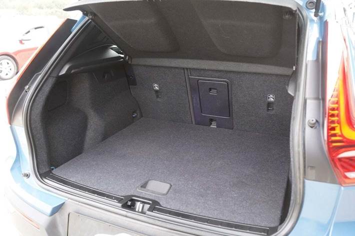 Blå Volvo XC40 fra 2023