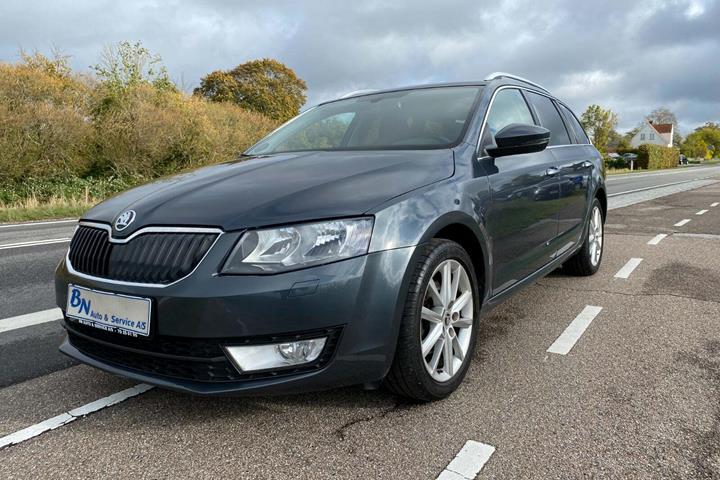 Grå Skoda Octavia fra 2015 set udefra