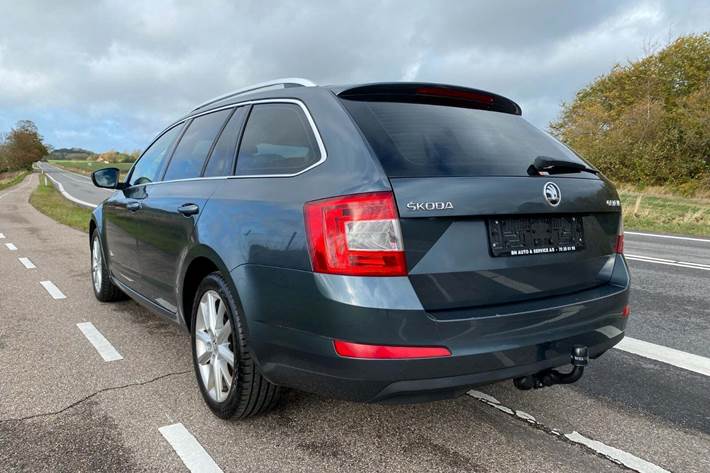 Grå Skoda Octavia fra 2015