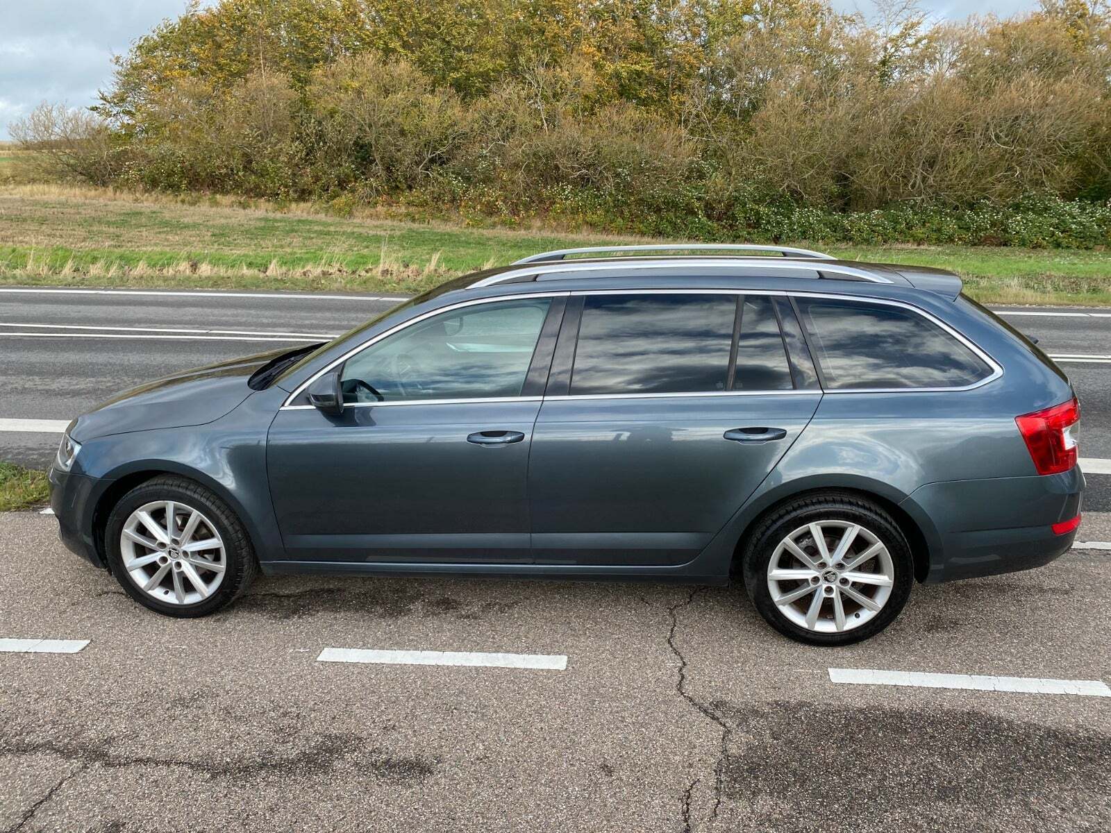 Grå Skoda Octavia fra 2015
