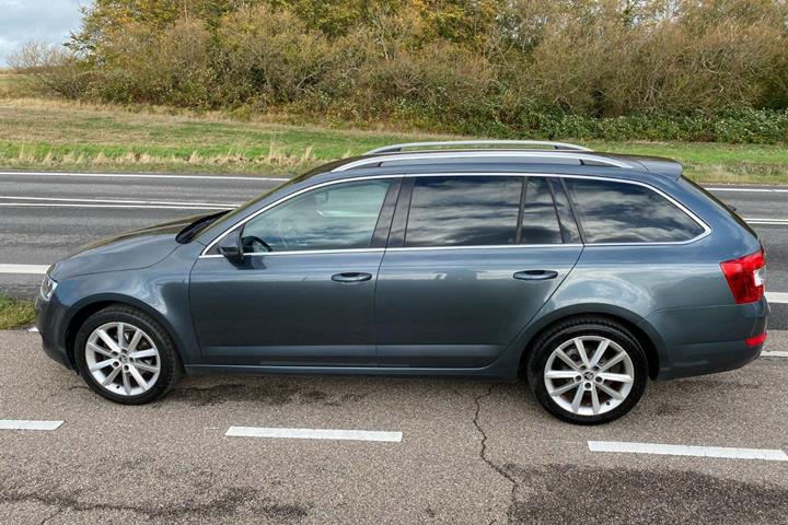 Grå Skoda Octavia fra 2015