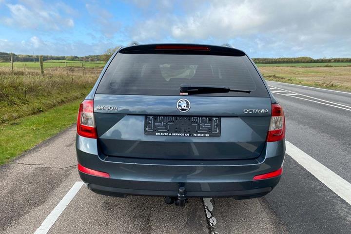 Grå Skoda Octavia fra 2015