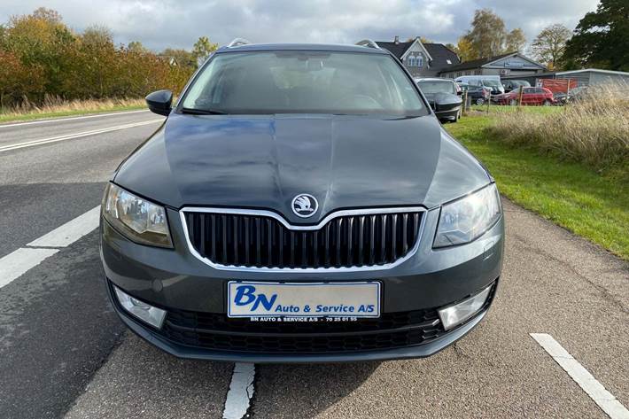 Grå Skoda Octavia fra 2015