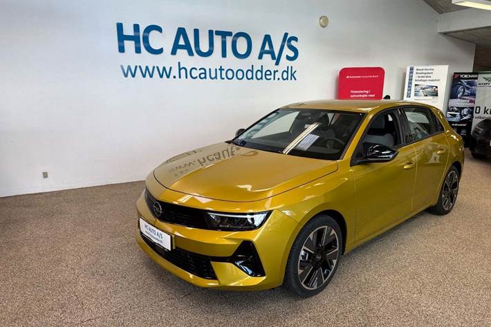 Gul Opel Astra-e fra 2024 set udefra