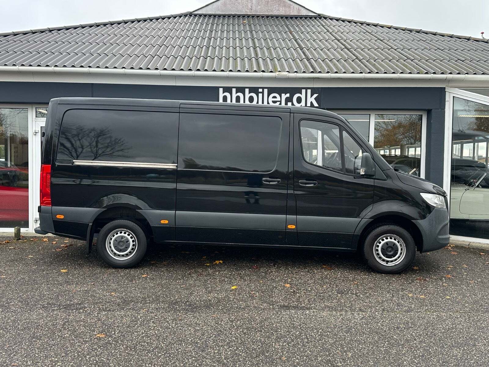 Sort Mercedes Sprinter 319 fra 2020