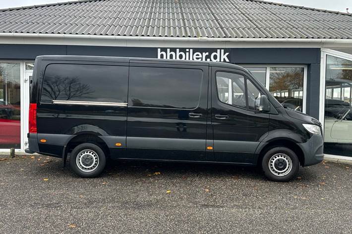 Sort Mercedes Sprinter 319 fra 2020