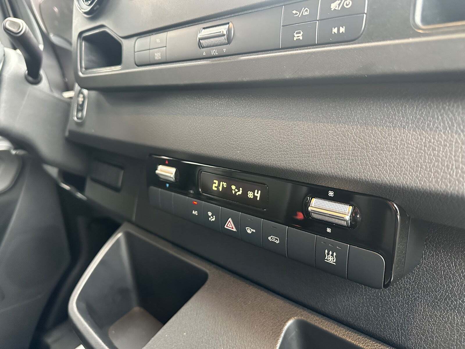 Sort Mercedes Sprinter 319 fra 2020