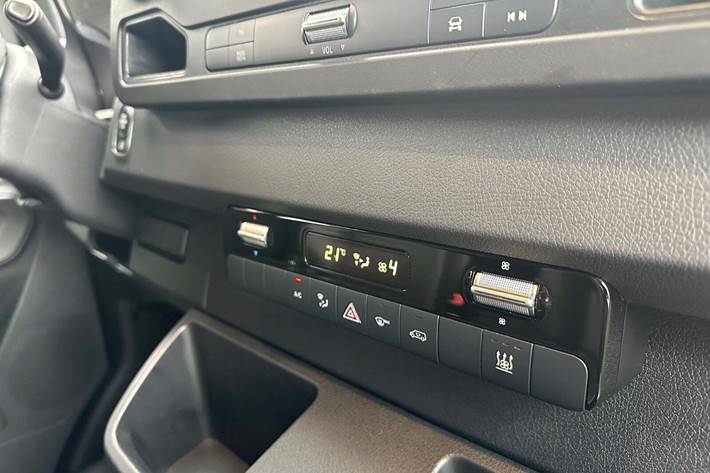 Sort Mercedes Sprinter 319 fra 2020