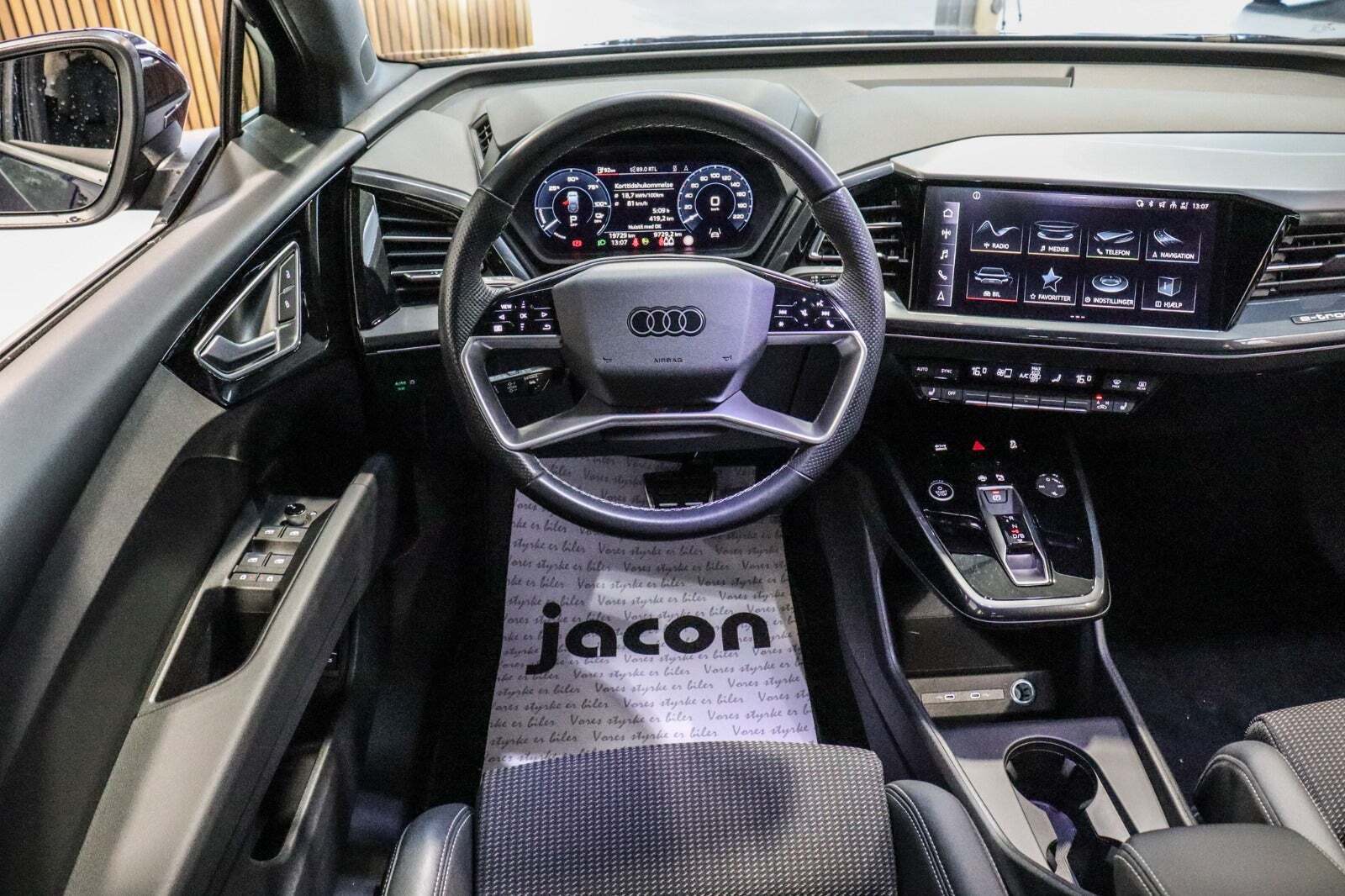 Blå Audi Q4 e-tron fra 2024