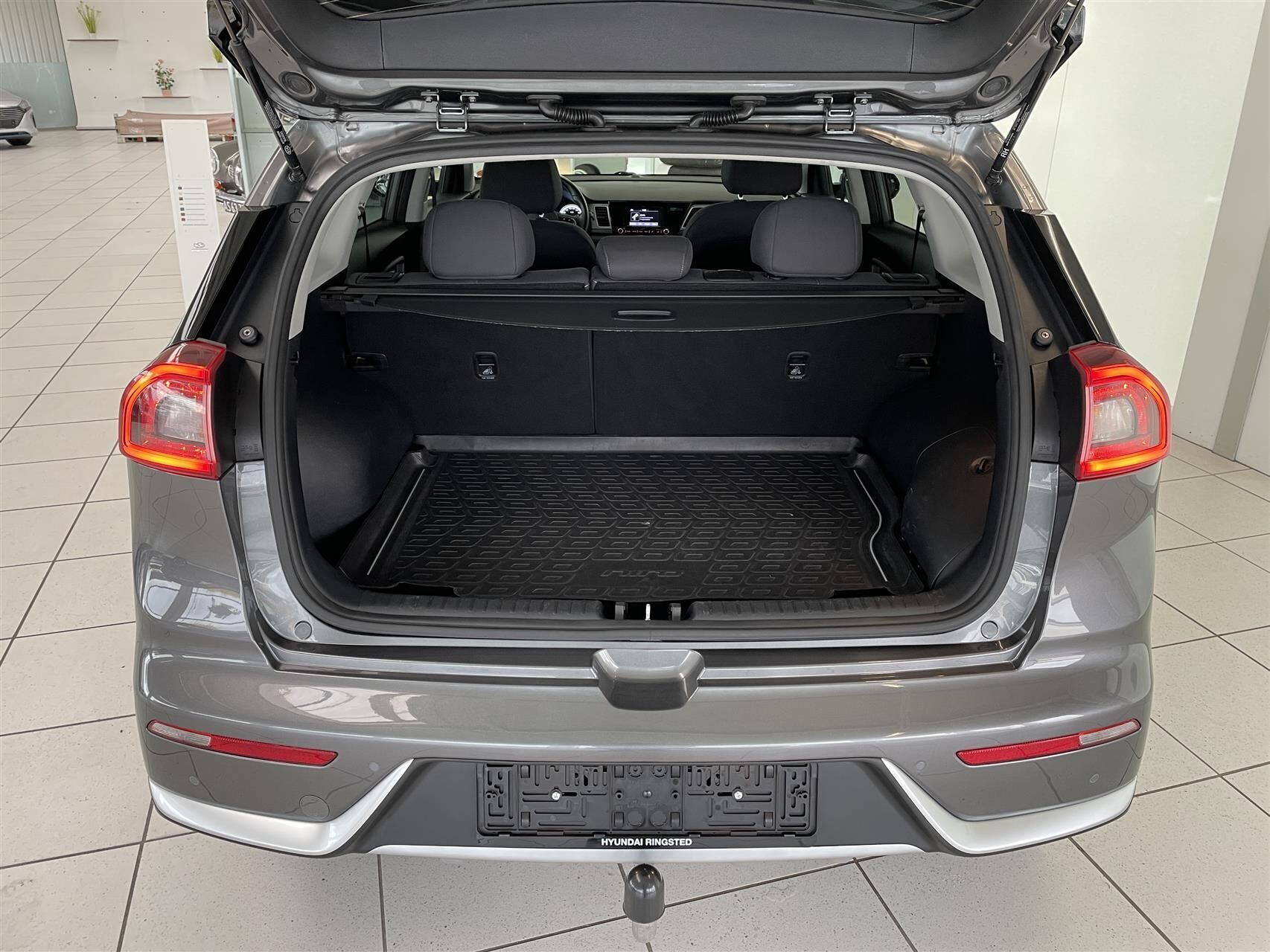 Grå Kia Niro fra 2017