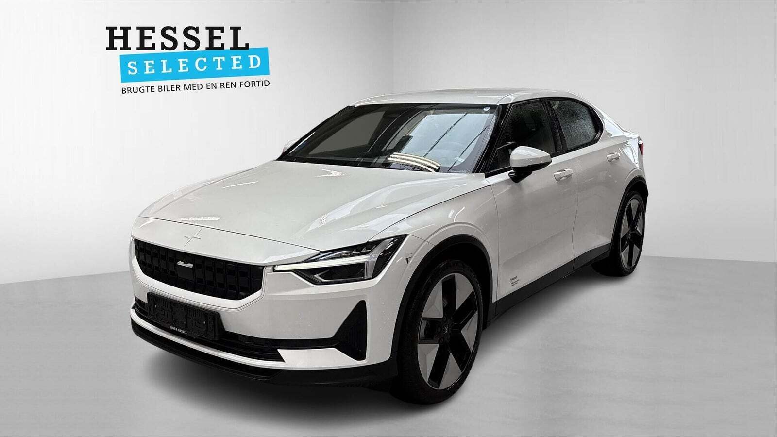 Hvid Polestar 2 fra 2023 set udefra