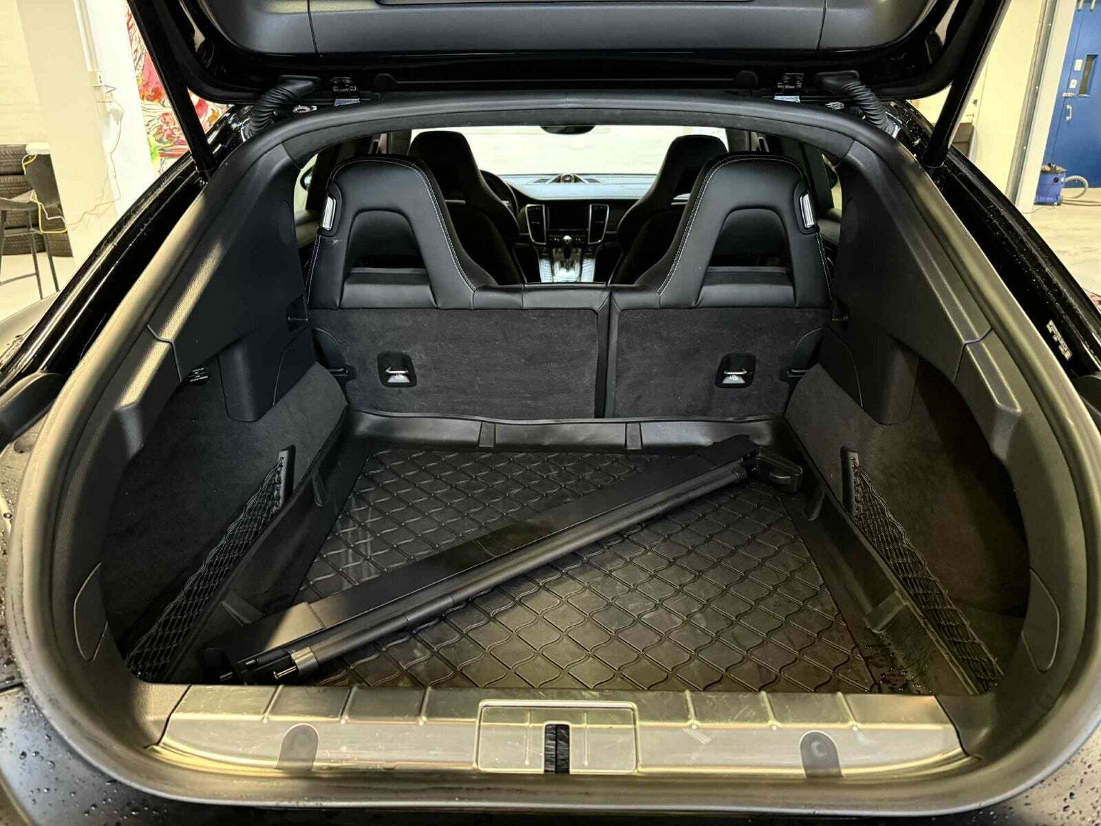 Sort Porsche Panamera GTS fra 2015