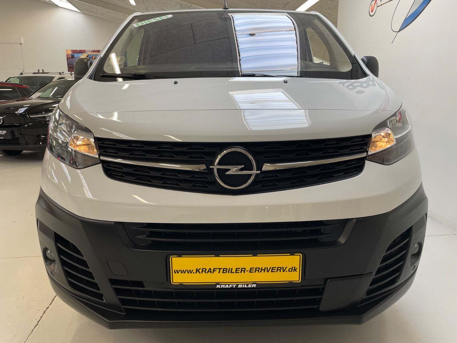 Hvid Opel Vivaro fra 2023