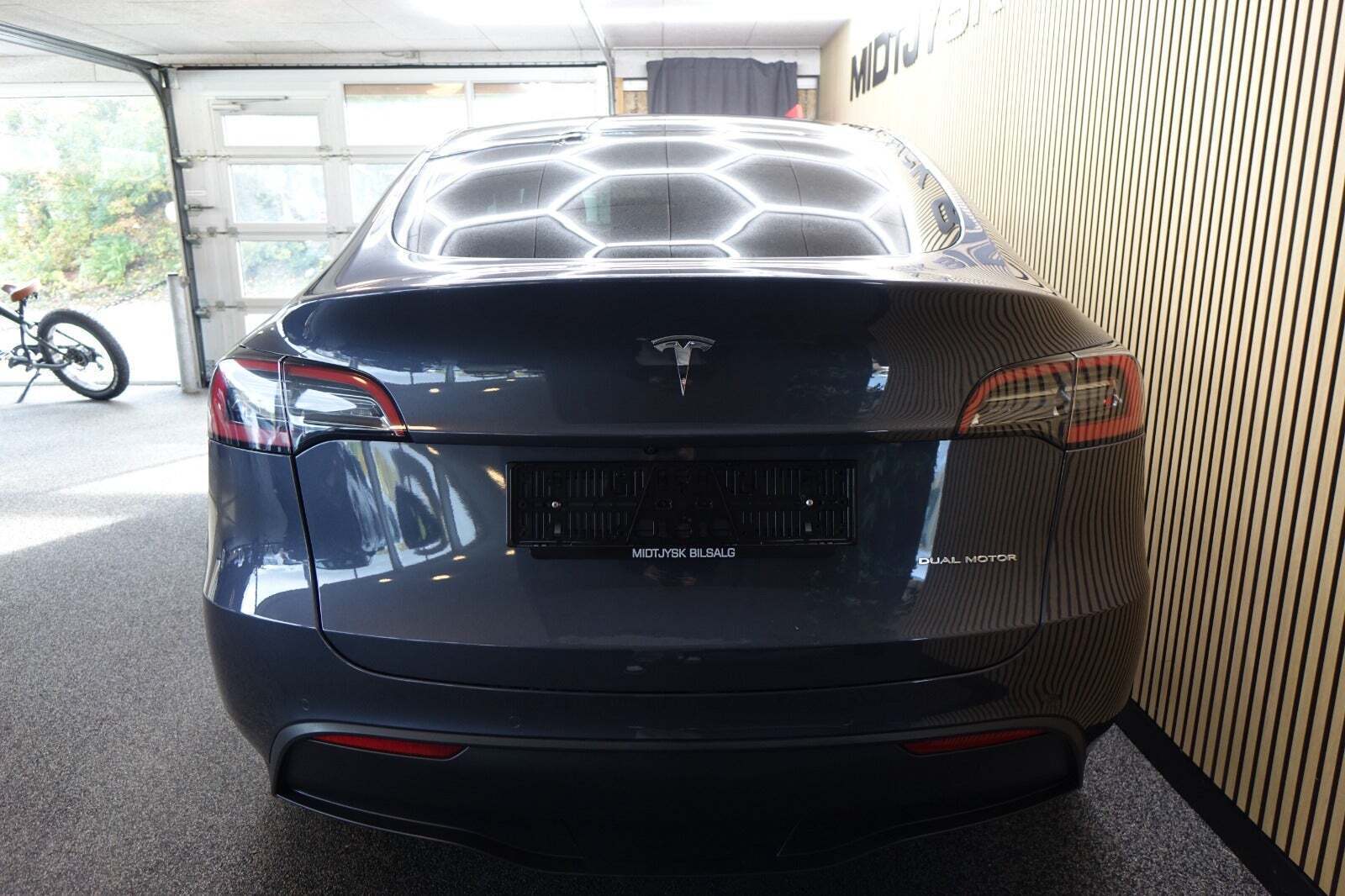 Grå Tesla Model Y fra 2021