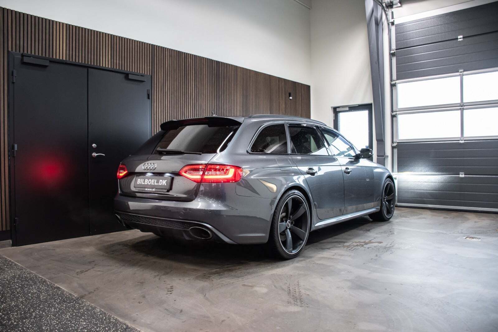Grå Audi RS4 fra 2015