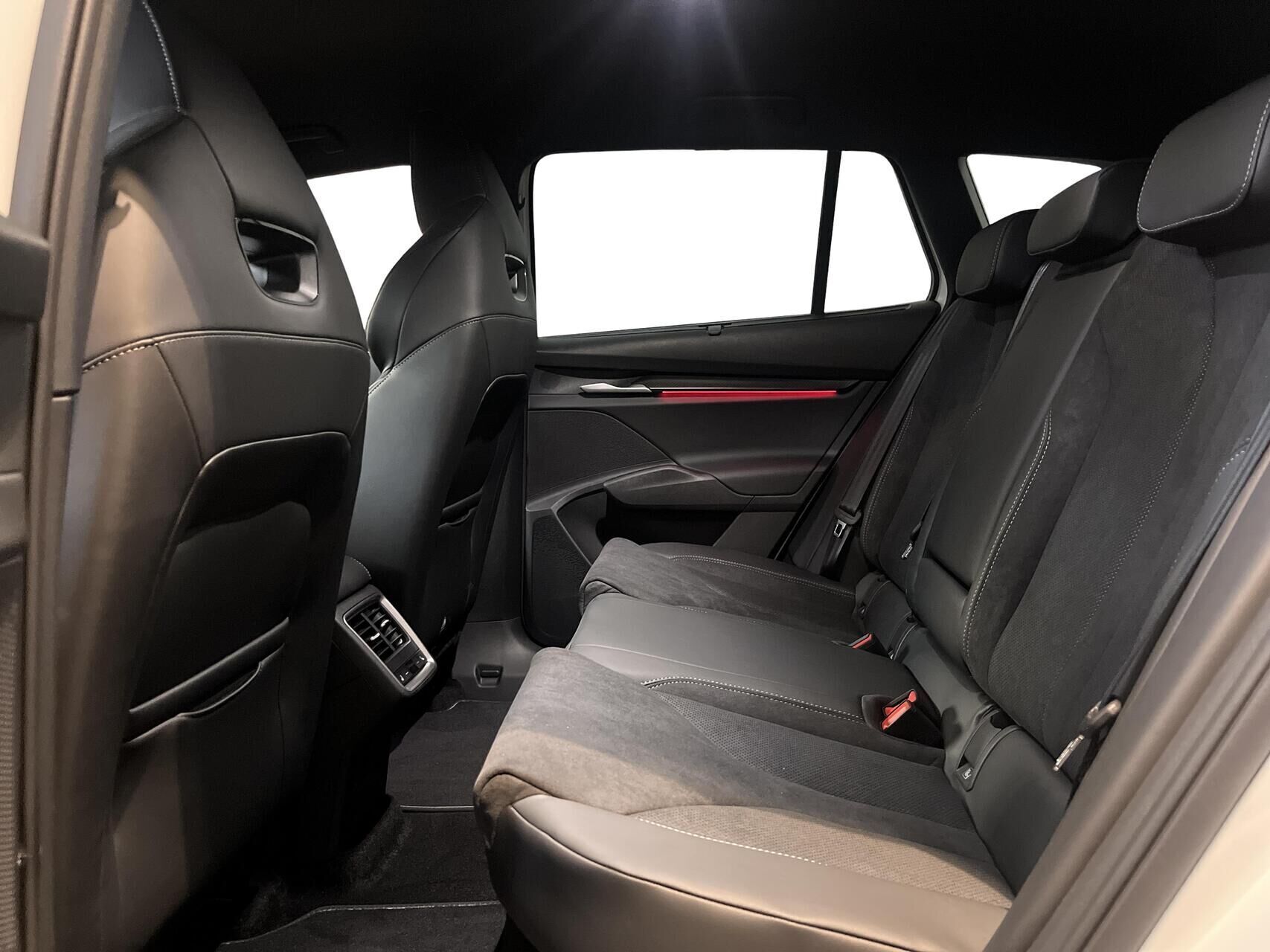 Hvid Skoda Enyaq iV fra 2025