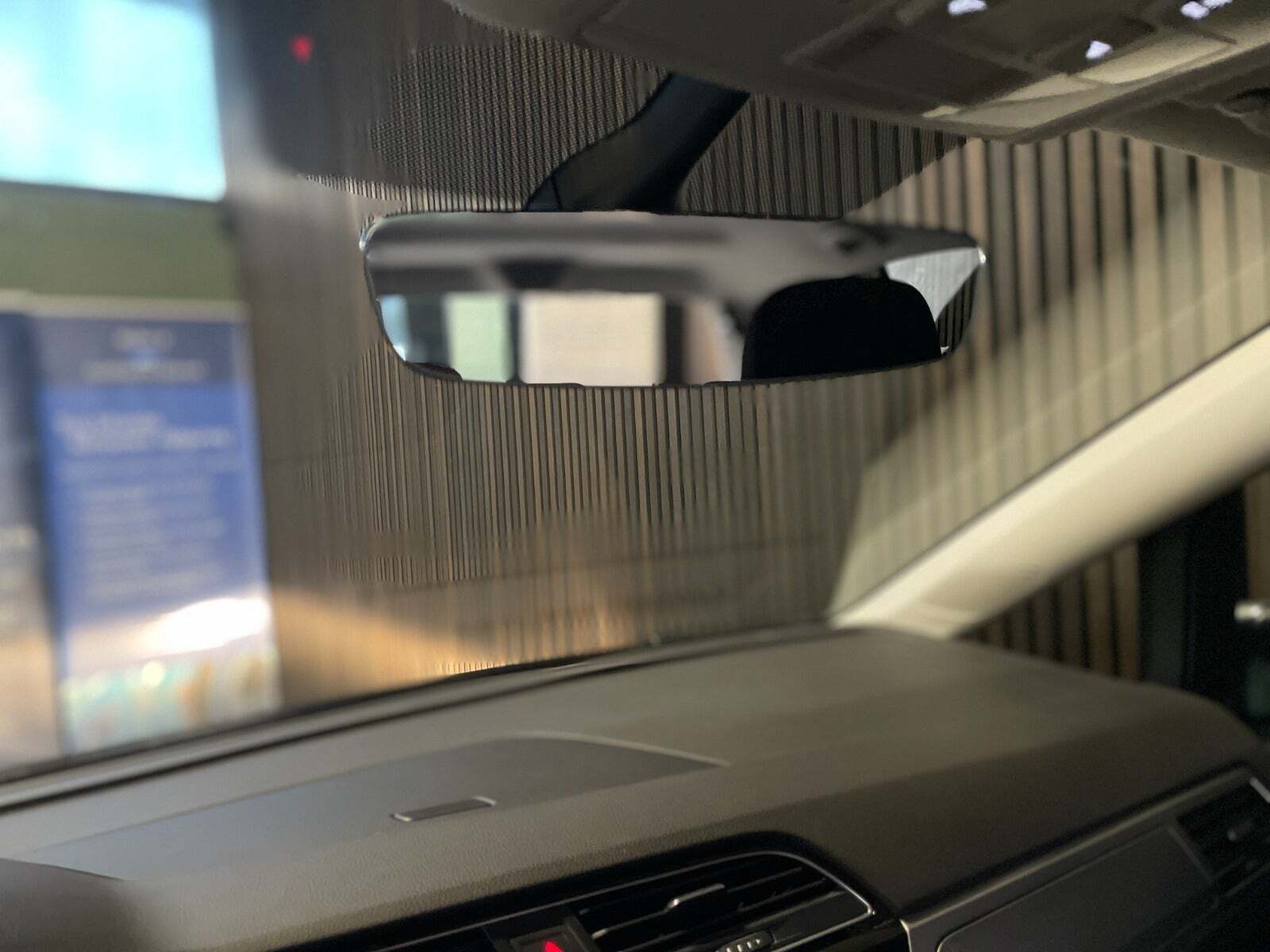 Grå VW Touran fra 2017