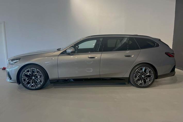 Grå BMW i5 fra 2025