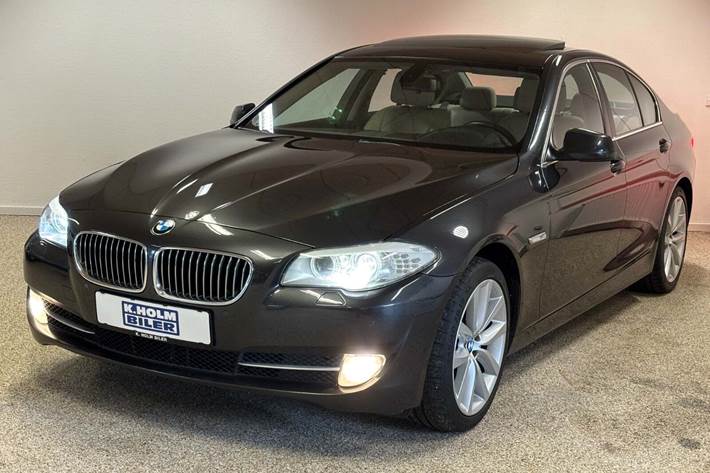 Grå BMW 520i fra 2012 set udefra