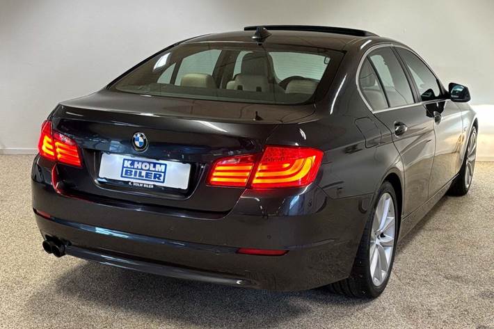 Grå BMW 520i fra 2012