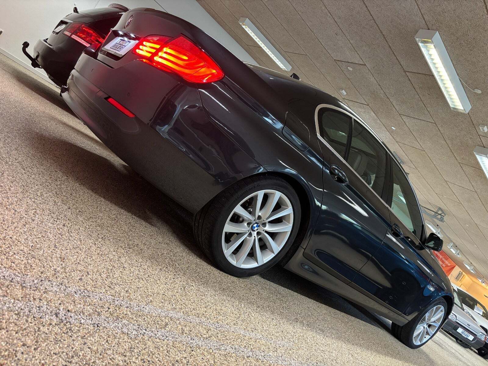 Grå BMW 520i fra 2012