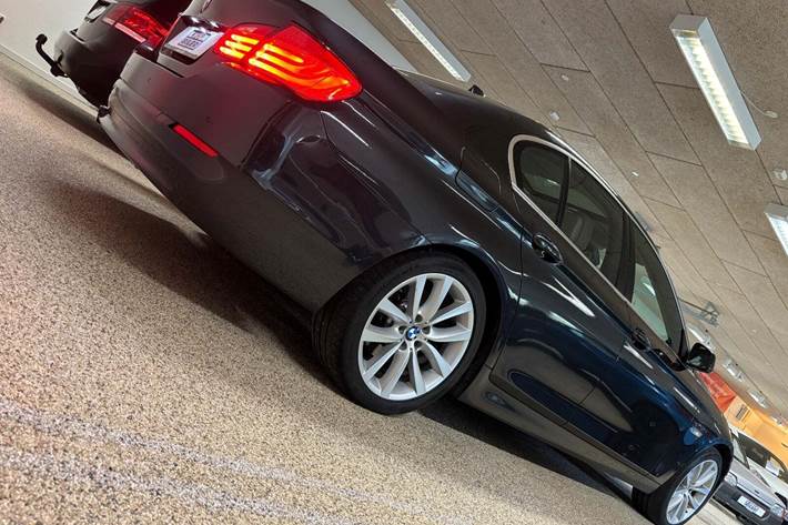 Grå BMW 520i fra 2012