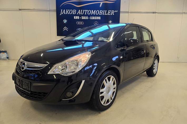 Sort Opel Corsa fra 2012 set udefra