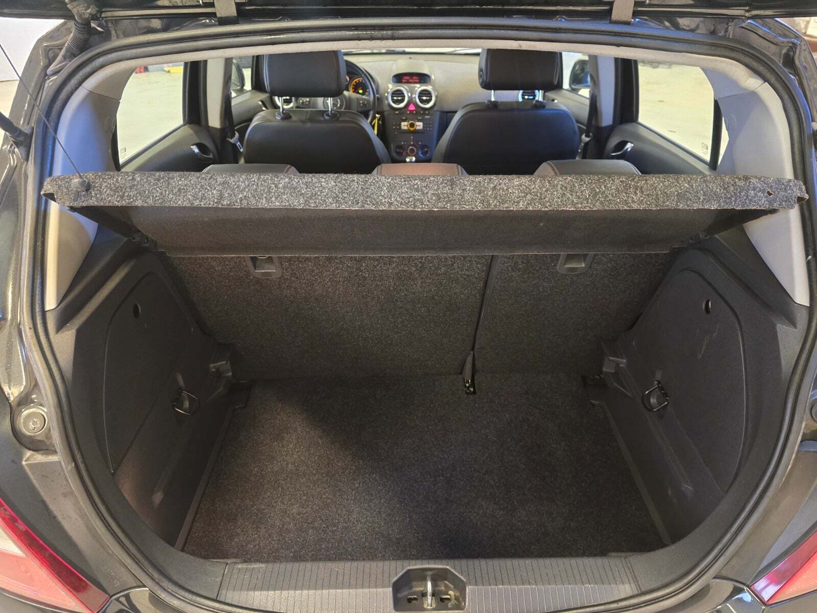 Sort Opel Corsa fra 2012