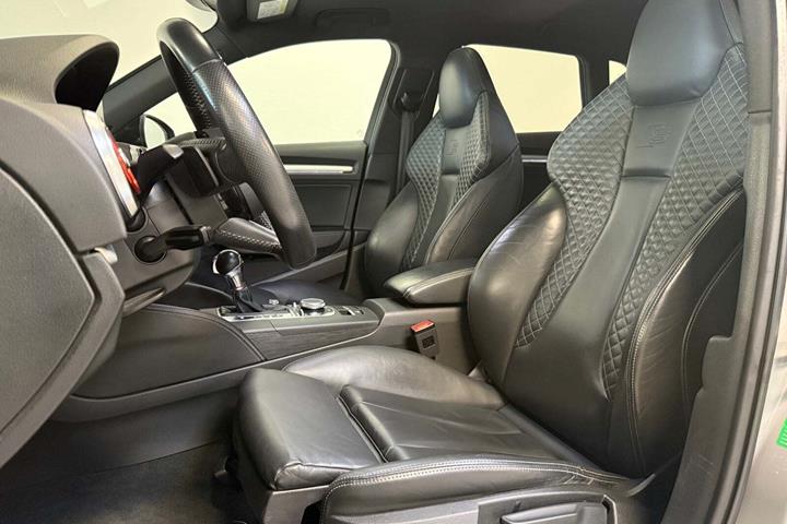 Grå Audi S3 fra 2017