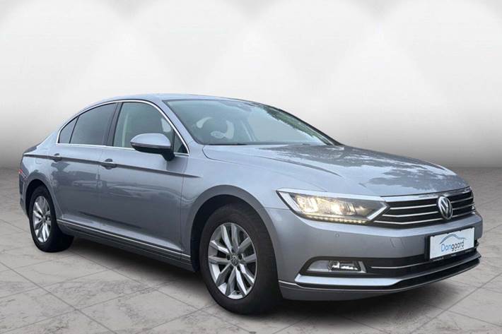 Grå VW Passat fra 2019