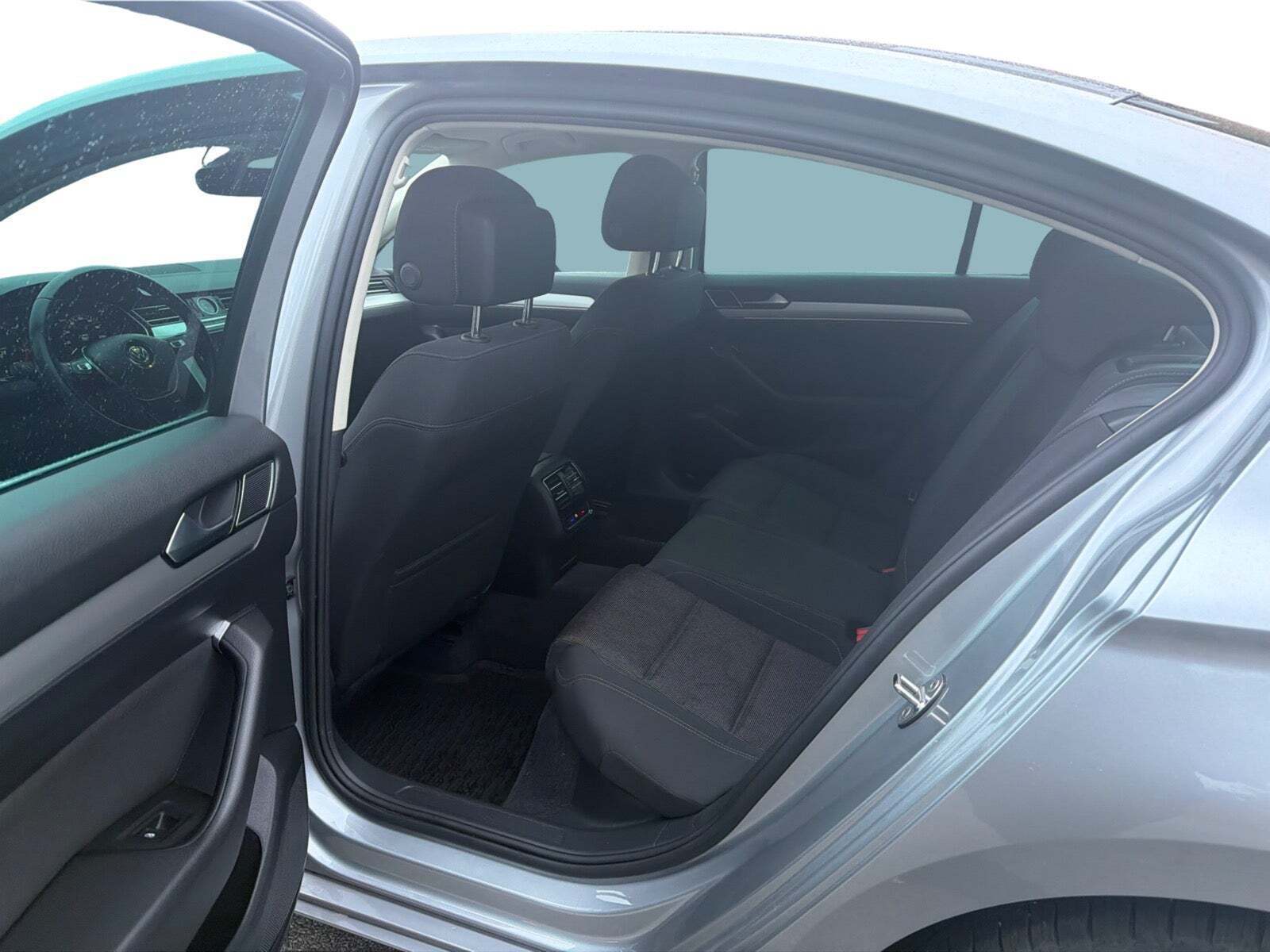 Grå VW Passat fra 2019