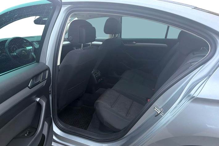 Grå VW Passat fra 2019