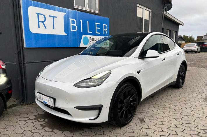 Hvid Tesla Model Y fra 2021 set udefra